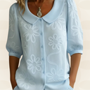 Jeanet – Blouse geborduurde bloemen