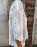 Van Elst Mode® | CHIQUE KANTEN GEBORDUURDE BLOUSE